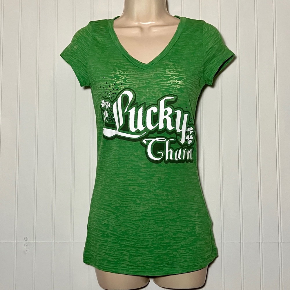 🍀 Maurices Lucky Charm St Patrick's Day V-Neck Tee  Green Clover Graphic